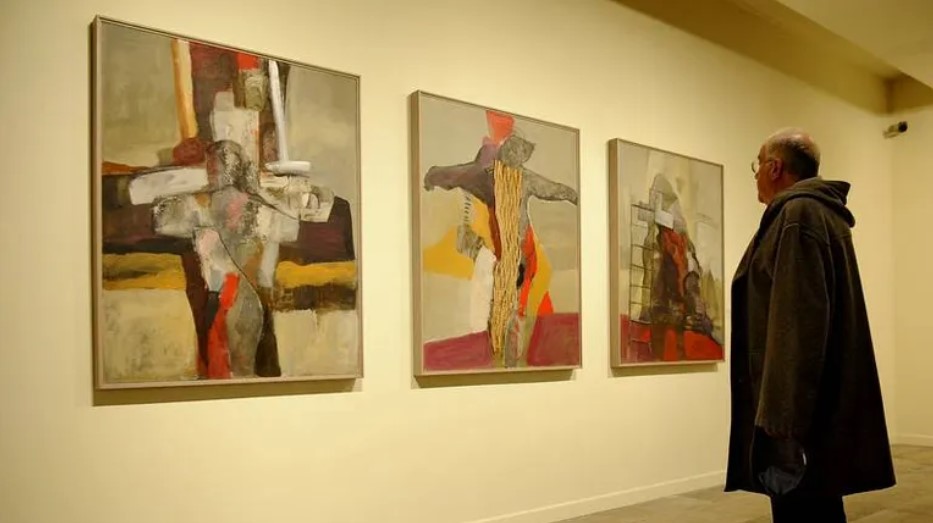 exposicion miradas duras miradas blandas en museo municipal de ourense 2013. visitante ante tres cruces 2011